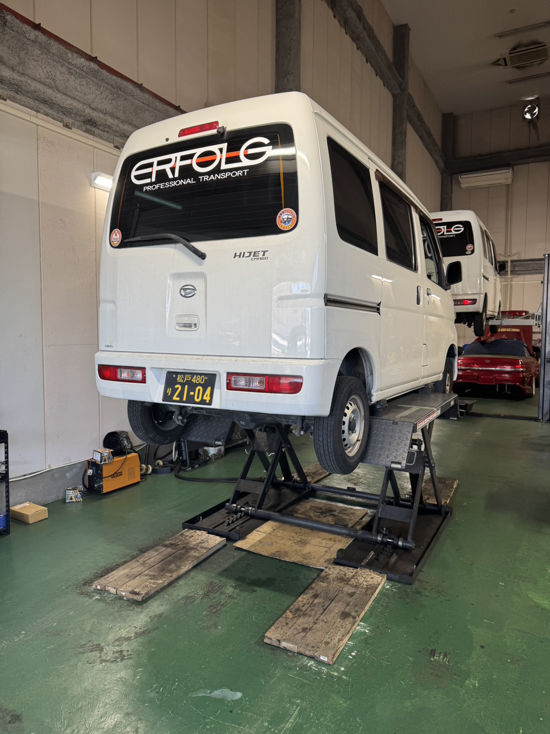 ERFOLGロゴ車両 ローリフト整備